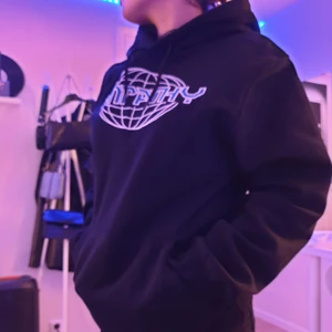 Svart hoodie - Helt oanvänd hoodie från weekday! I storlek xs. Buda gärna privat eller köp direkt för 300 kr inkl frakt❤