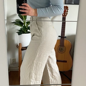 linnebyxor - Ett par såå fina linnebyxor från NAKD. De går ner till golvet på mig som är 168 cm. Köpte dom för 499 kr på hemsidan där dom inte längre finns kvar. Budgivning i kommentarerna!