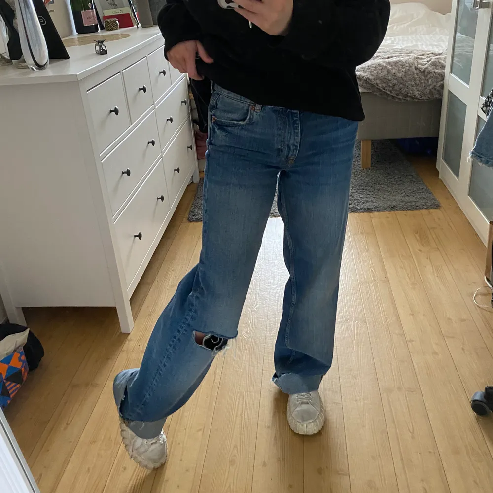 Säljer mina snygga lågmidjade jeans!! Långa på mig som är 160, därför brukar jag vika upp där nere👍🏼 storlek 34 men passar perfekt på mig som vanligtvis har 36💕 möts upp i Stockholm eller fraktar. Jeans & Byxor.
