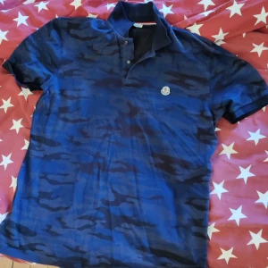 Moncler Piké - Aldrig använd. Storlek 3XL