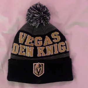 Mössa - Super söt mössa, helt ny säljer för att jag inte passar i mössa. Priset går att diskutera vid snabbt köp💕