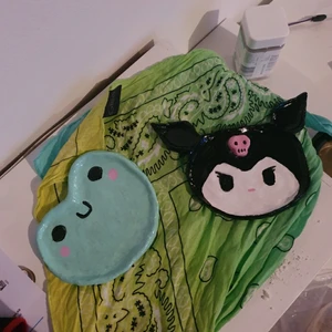 Lerfat ♡  - (kuromi på bild såld, kan göra fler på beställning♡) En groda och ett kuromi lerfat♡ kan göra vad som helst på beställning♡ eftersom jag fått så mycket beställningar kommer jag höja priserna (OBS! Detta gäller inte om du redan var lagt en beställning!♡) De små kommer kosta 100 kr inkl frakt och de stora 200kr inkl frakt!♡ Detta betyder alltså att du inte behöver betala frakt♡ 