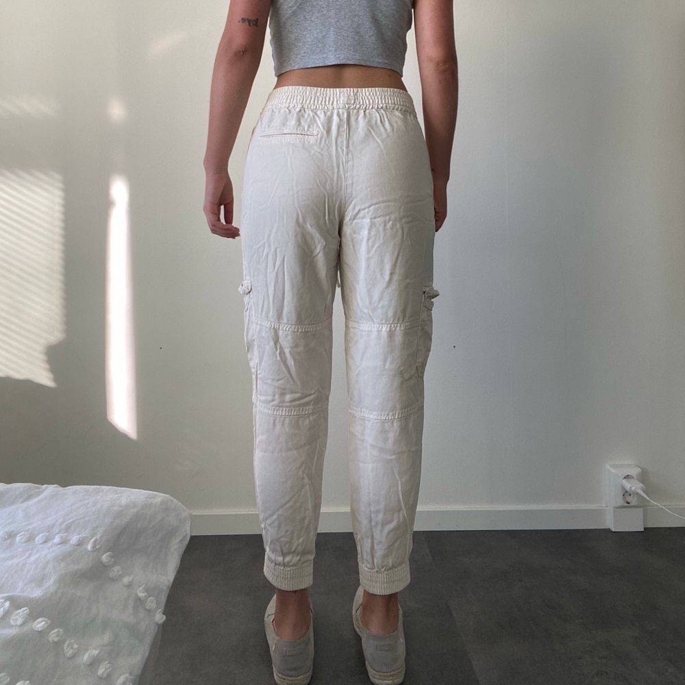 I‘m selling these pants from H&M. They’re a sand/ beige and super comfy. The material is cotton but kind of feels like linen. It is not seee through. They’re too big on me but all on all they’re cute pants and new. I’ve never worn them. SALE IS ONLY UNTIL 10. JUNE!!. Jeans & Byxor.
