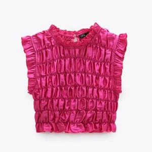 Supersnygg festtopp!  - Jättesnygg festtopp som använts 1 gg! Slutsåld! Är storlek L men passar mig som normalt är 36/38 också! Som helt ny! Buda i kommentarerna från 40kr! Avslutas 7/3