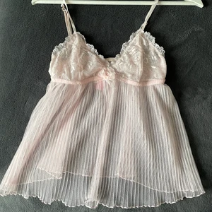 Vackert nytt nattlinne från Hunkemöller - Vackert nytt nattlinne från Hunkemöller. •Storlek S •Märke: Hunkemöller. Puderrosa •Superfint och bra kvalité. Var aldrig använt bara upptvättat. •Pris: 150 kr. Nypris runt 400-500 kr 🚫Djurfritt och rökfritt hem 📍Kan mötes upp i Mölnlycke 📬Kan skickas mot fraktkostnad (12 kr)