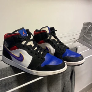Jordan 1 - Jordan 1 mid lakers Skick 7/10 1000kr Storlek 42,5