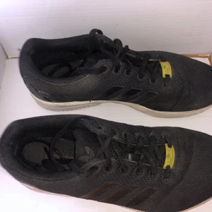 Adidas ZX Flux  - Märke: Adidas Storlek: 42 Modell: Adidas ZX flux Kroppstyp: Unisex  Varan kan fraktas!