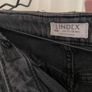 Svarta vida jeans ifrån Lindex, dem är köpta för ett tag sen och använda en hel del, men är fortfarande i bra skick! Köpta på barnavdelningen i storlek 170, och är ganska små på mig som brukar ha 36/S! Nypris : 300/350! Tror ej dom finns kvar att köpa nya