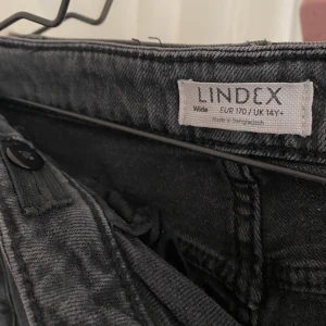 Svarta vida jeans  - Svarta vida jeans ifrån Lindex, dem är köpta för ett tag sen och använda en hel del, men är fortfarande i bra skick! Köpta på barnavdelningen i storlek 170, och är ganska små på mig som brukar ha 36/S! Nypris : 300/350! Tror ej dom finns kvar att köpa nya