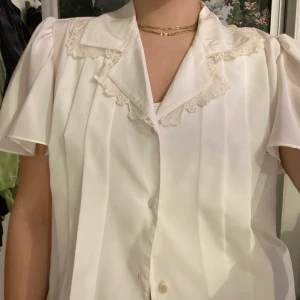 Vintageblus vit  - Superfin vit vintageblus köpt i Amsterdam på vintagebutik. Säljer den då den inte riktigt passar min stil. Frakt tillkommer🌸
