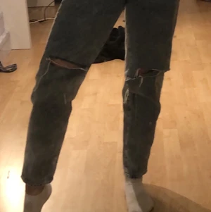 Mom jeans från h&m - Har bara använt de en gång så de är helt som nya de är typ lite korta och jag är ca 163 lång de kosta 250 som nya 