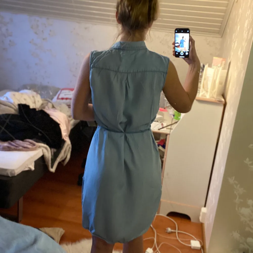 Jättefin klänning i blått, aldrig använd. Säljes för 30kr, frakt tillkommer❤️. Klänningar.