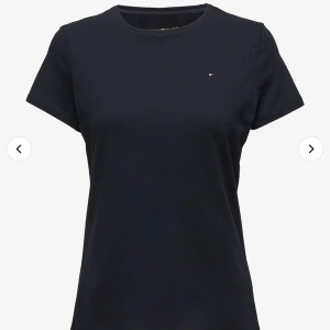 Tommy hilfiger T-shirt  - Svart V-ringad Tommy T-shirt i storlek S