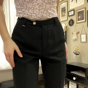 Svarta kostymbyxor  - Sååå fina kostymbyxor med gulddetaljer som inte kommer till användning längre. Jag är 165cm🥰 finns ingen storlek på byxorna men de passar mig som vanligtvis har S i byxor. Midjemåttet på byxorna är 68cm!!