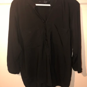 Svart blus skjorta - En svart blus skjorta, storlek XXL men upplevs mer som en XL/L