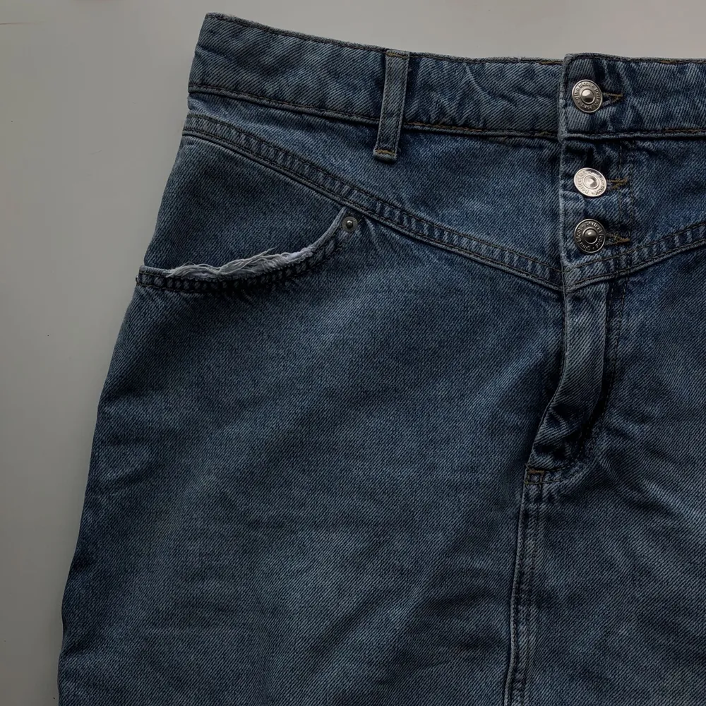 Snygg jeansskjol i denim från Gina Tricot🤎 Säljer pga ej passar mig längre. Storlek 40. Använd fåtal gånger och därmed i bra skick. Detaljer i form av slitningar på fickorna. Färgen är lite ljusare än på bilden🤎 . Kjolar.