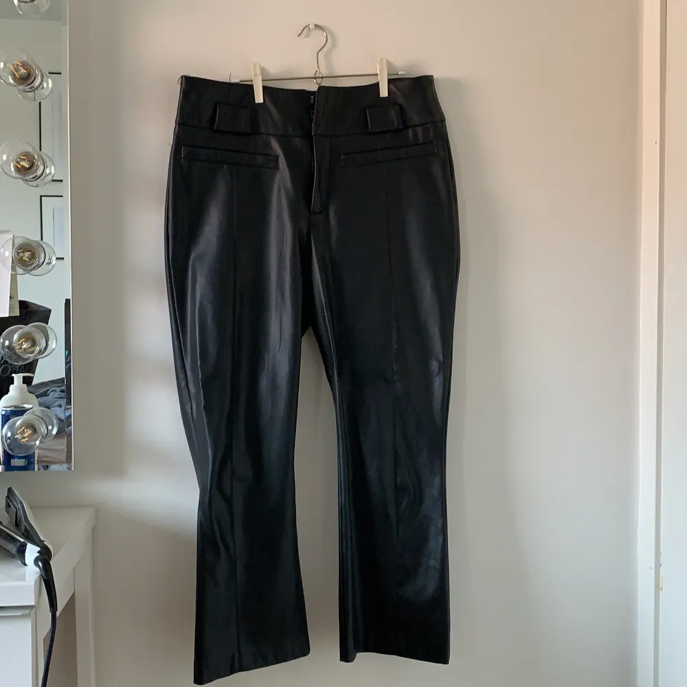 Faux läderbyxor med rakpassform från Zara, använd men inte sliten.  Storlek XL men passar även  L. 99kr exklusive frakt:). Jeans & Byxor.