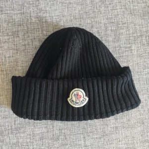 Moncler mössa sparsamt använd  - Köptes för 1680 kr säljer den för 850 kr då jag bara använt fåtal gånger.