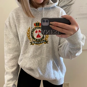 Mysig hoodie  - Säljer denna hoodie då den inte kommer till användning, så mysig o snygg. Använd någon enstaka gång, hör av er vid frågor eller intresse💕💕🙌🏻