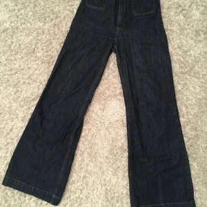 Whyred jeans - Vida mörkblå jeans från Whyred. Storlek 30/34 men något insydda i midjan. Sliten kant nederst på grund av nedtramp, i övrigt bra skick. Kan skicka bilder på slitning vid intresse. Skickar med skicka lätt (66kr).