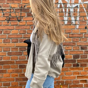 Zara jacka - Säljer denna snygga jacka från zara, endast använd två gånger, helt nyskick. Budgivningen slutar på fredag, högsta bud är 250kr