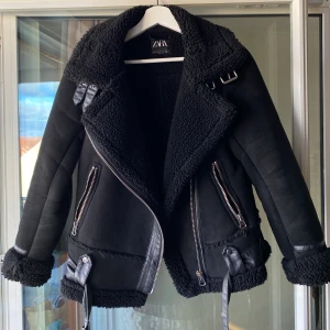 Jacka med bälte från Zara - Perfekt jacka för vår och höst, ca 1 år gammal, felfri. 