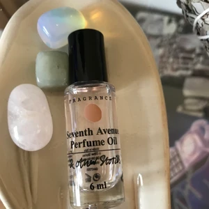 & other stories perfume oil - Parfymolja från & other stories. Toppnoter bergamot, cassis. Hjärtnoter viol. Basnoter egyptisk tonka 