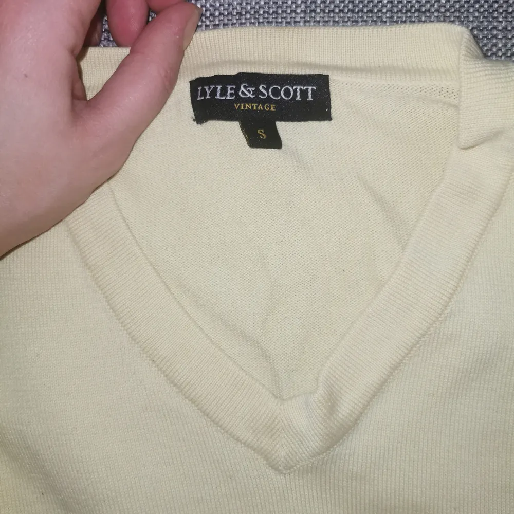 Gul tröja från Lyle & Scott. Knappt använd, bilden är lite missledande då den är lite gulare irl. . Tröjor & Koftor.