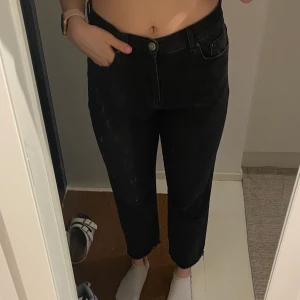 Jeans - Raka svarta jeans ifrån ginatricot. 