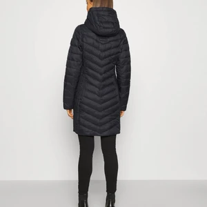 Jacka - Säljer min jätte fina hollister jacka som tyvärr inte passade mig i stilen, jackan är enbart använd några få gånger och är storlek L men passar mig som har M perfekt💕