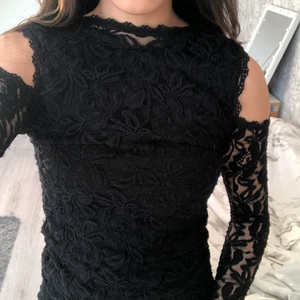 Spets Tröja - Säljer denna riktigt feta off shoulder tröjan med spetsarmar!!🤩 Funkar lika bra till fest som till vardags, den är mycjet fint skick då den enbart använts fåtal  gånger pga ej min stil. Så tycker det vore bättre med en ny ägare. ✨Den kan vara något trådig pga spetsen men inget man märker, går att klippa bort om man så vill🦋 Den passar både Xs och Small