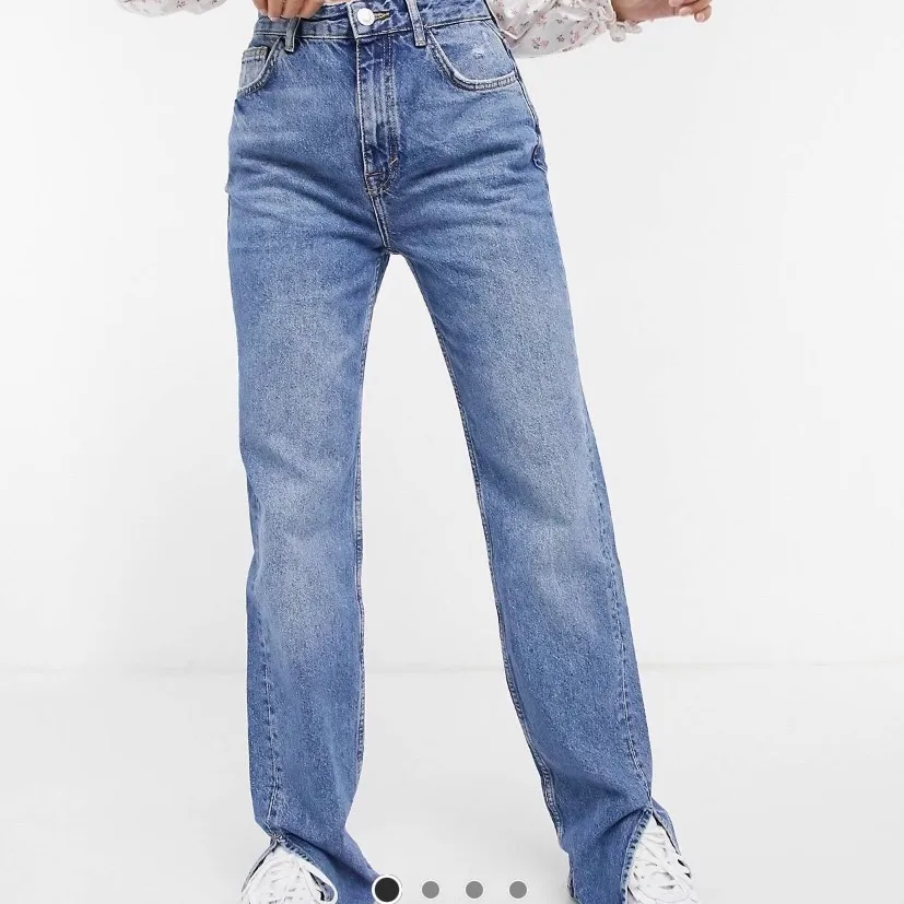 Helt nya, säljer pga förstora för mig. Raka i modellen. Med slitningar och slits. Lång i modellen. Jeans & Byxor.