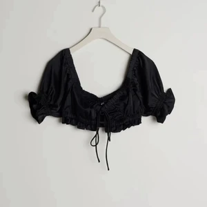 Söt svart topp xs-s - Jättefin svart kort topp med snörning i mitten. Aldrig använt förutom att jag testade den i omklädningsrummet när jag köpte den. Aldrig använt den pga att jag skulle haft den på midsommar men hittade en annan top istället🥰jag köpte den för ungefär 300-350 tror jag i somras och säljer den för 100 kr❤️❤️bilderna är lånade men ser exakt likadan ut 