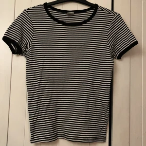 T-shirt  - Randig T-shirt från ginatricot i strl S. 35kr! 