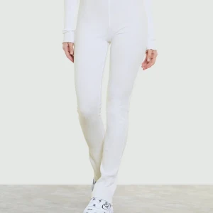 Bikbok ribbade tights strl XS - Otroligt sköna och fina vita ribbade tights, köptes för ca 2 månader sen använt 1-2 gånger. Säljer för att de inte riktigt passar min kropp. Nypris: 299kr