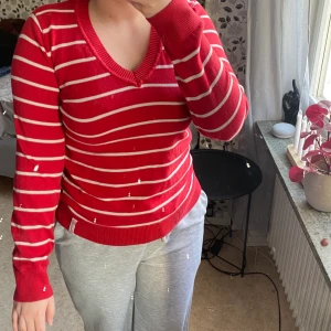 Röd V ringad tröja  - Köpt på lindex, kolmer ej till användning 