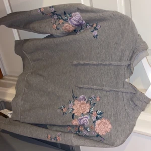 Hoodie - Super snygg hoodie med blommor på i storlek M från hm. Mycket fint skick och super mysig. Säljer då den inte kommer till användning🥰