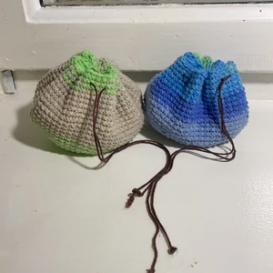 Dice bags virkade(säljer styck-vis) - Detta är dice bags! Påsar för dina tärningar eller annat. I bilden visar jag 3 set av tärningar i påsen, men får nog platta med 6😁 dem är ungefär 10 cm i diameter och har knyt snörning. Jag kan göra fler om dessa inte är din smak, men vi får se om jag har tid(skola). Som ett stort rollspels fan rekommenderar jag dessa😁👍🏻