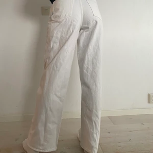 Vita jeans från andotherstories - Helt oanvända vita Jeans i strl 27 från and other stories! !💗 De är raka i modellen och nypris var 500<3