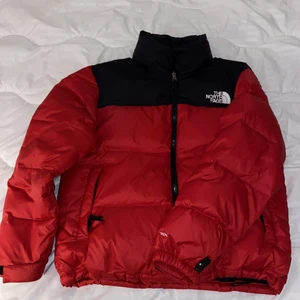 The North Face jacka röd storlek Xl - Bra skick. Aldrig använt. Håller värmen bra. Det är storlek XL på jackan men passar även dig som har L. Inte använt jackan eftersom att jag fick en annan jacka samtidigt som jag mer tyckte om. Mycket fin och bra jacka.  