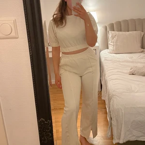 Matchande set gina tricot  - Så fint och mysigt set köpt från Gina! Slits fram på byxorna och så fint till sommaren!