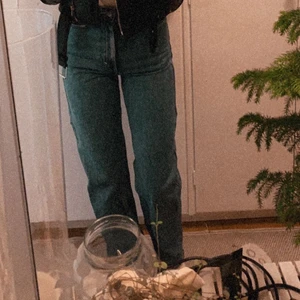 Jeans  - Weekday jeans i modellen Rowe. Passformen är raka jeans med hög midja. Nästan oanvända. Storlek 24x32. Passar även personer som är längre. Frakt ingår i priset. 