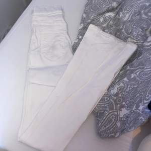 Utsvängada jeans från dr denim det är en fläk på bakre fickan (syns på bild 2) 200 inkl frakt❤️