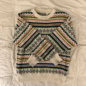 retro stickad tröja - Skön och snygg stickad tröja jag ej längre använder, som jag thriftade för ett tag sen! Hel och ren med jättefint mönster!
