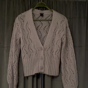 Lindex kofta - Säljer min superfina kofta då den tyvärr inte kommer till användning längre. Så skönt material och så fin färg. Använd en del men inga defekter alls. Jag brukar vanligtvis bära medium men denna passar mig perfekt. Köpte  på Lindex för 300 ❤️‍🩹 Skriv gärna för fler bilder 