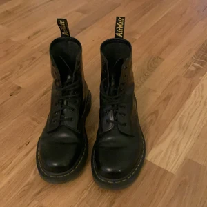 Äkta dr. Martens i storlek 38 - Äkta Dr. Martens i deras originella stil. I nyskick. Original pris 2000kr. Svarta äkta läder. Passar till alla outfits