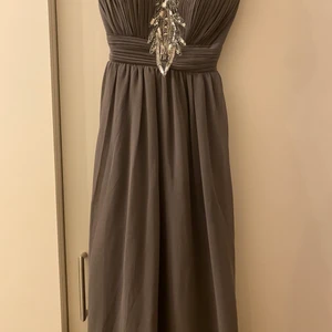 Balklänning från Chiara forthi  - Balklänning i grå färg med fina paljetter! Har använt denna en gång så är i bra skick, väldigt fin klänning med fin passform. Är i xs men en S kan absolut använda denna också. Säljer denna för 400+frakt Kommer sälja massor av kläder nu då jag flyttat så ha koll! 