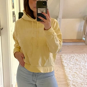 Levis hoodie - Ljusgul Hoodie från Levis. Priset kan disskuteras vid snabb affär! 