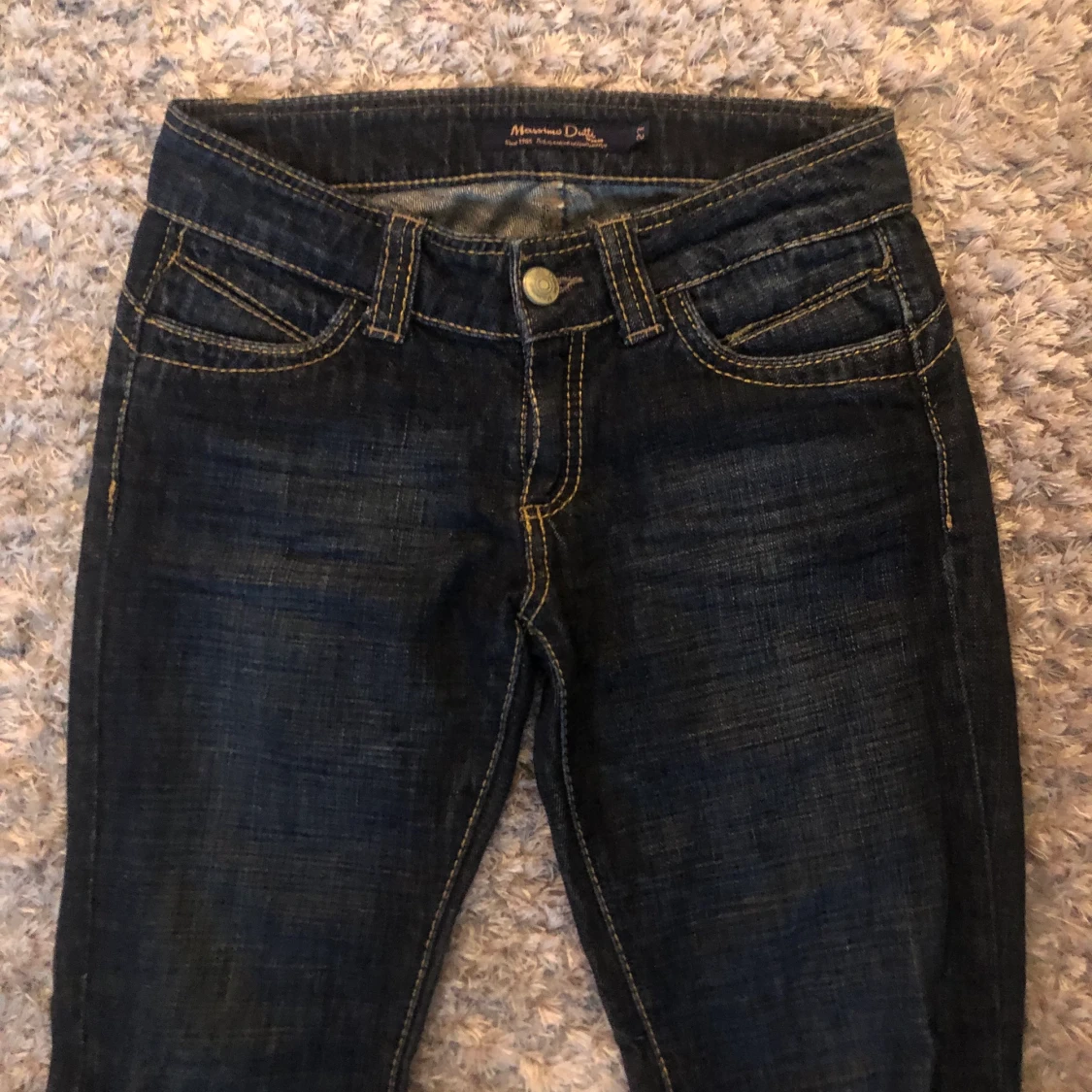 lågmidjade mörka jeans