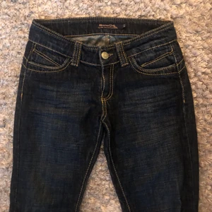 lågmidjade mörka jeans - Säljer dessa jättefina lågmidjade jeans då de är för små , är i gott skick och har inte märkt några defekter. Jensen är i storlek 27 och skulle passa bra på en XS. Vid intresse kan jag skicka bild där jag har på mig jeansen